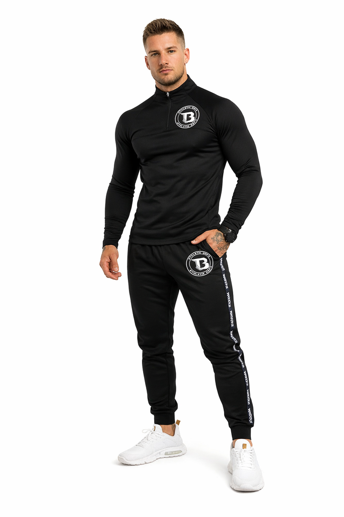 Booster Trainingspak in zwart polyester, met hoge kraag, witte logo’s en strepen op de broek; zonder capuchon.
