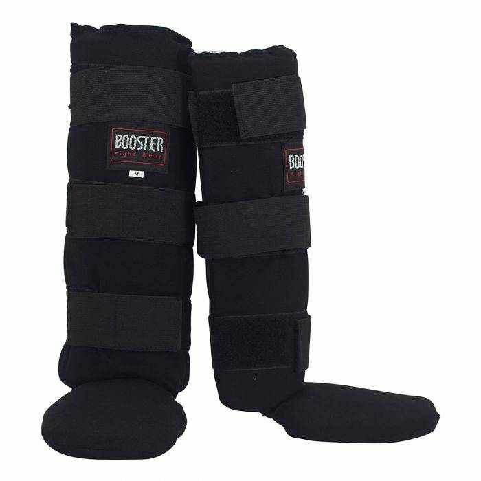 Booster Curved scheenbeschermers, zwarte voorgevormde beschermers van textiel met brede klittenbandsluitingen en wreefbedekking.