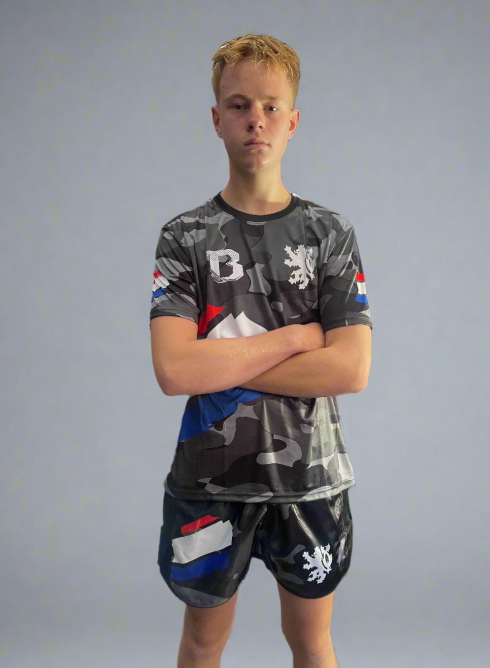 Nederland Camo Fight Set met grijs-zwart camouflagepatroon, polyester shirt en short met Nederlandse vlagdetails en leeuwenembleem.
