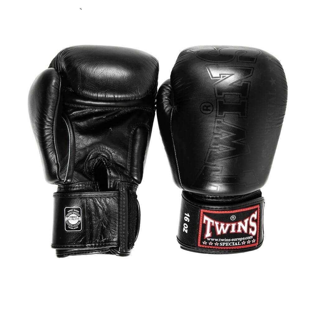 Twins Bokshandschoenen zwart van hoogwaardig leer met extra padding, klittenbandsluiting en handgemaakt in Thailand.