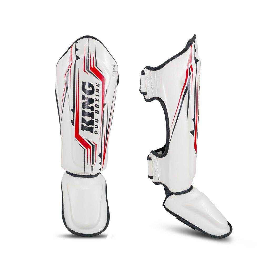 King Pro Boxing Spartan 2 scheenbeschermers, lichtgewicht en dubbel gevoerd voor maximale bescherming tijdens kickboksen en MMA.
