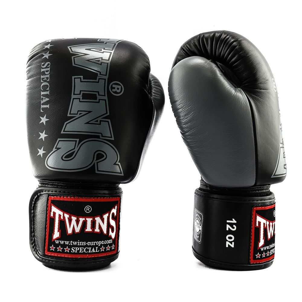 Twins Special bokshandschoenen van zwart leer, met grijze logo’s, rode polslabels en klittenbandsluiting; maat 12 oz.