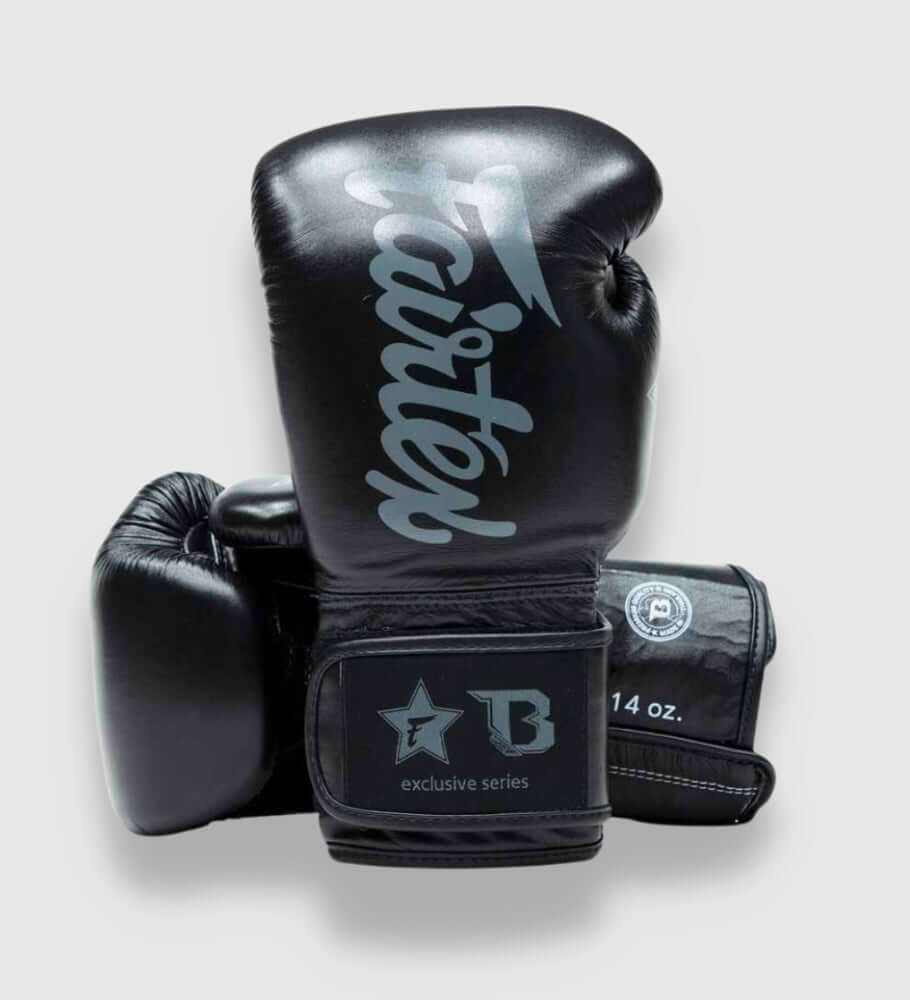 Fairtex x Booster zwarte bokshandschoenen van rundleer met dubbele klittenbandsluiting en Fairtex foam padding.