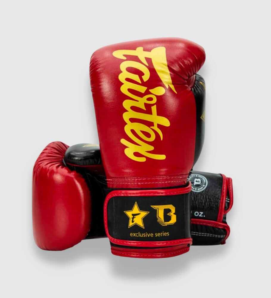 Rode Fairtex x Booster bokshandschoenen van leer met goudkleurige logo's en zwarte manchetten met klittenbandsluiting.