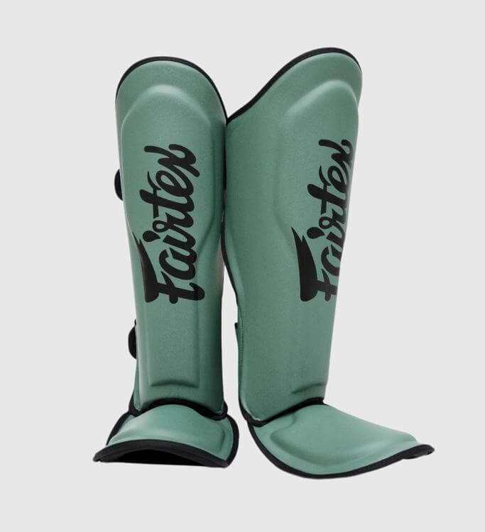 Fairtex Kickboks scheenbeschermers FXB in legergroen met zwarte opdruk en klittenbandsluiting