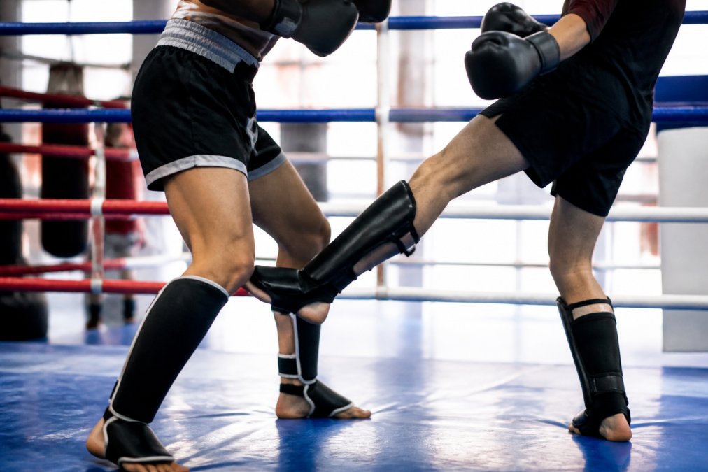 Waarom scheenbeschermers verplicht zijn bij kickboksen