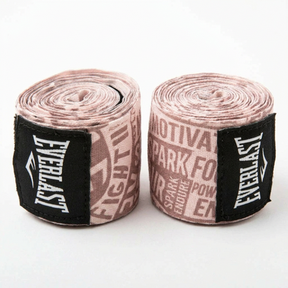 Everlast Spark handbandages Motivate Rose Gold 305 cm – twee opgerolde roze bandages met tekstprint en zwarte Everlast-labels
