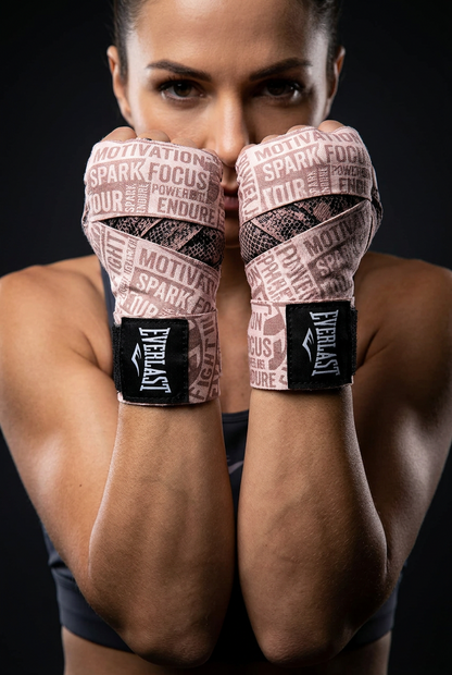 Everlast Spark handbandages Motivate Rose Gold 305 cm – sporter met roze bandages om handen en polsen in bokshouding
