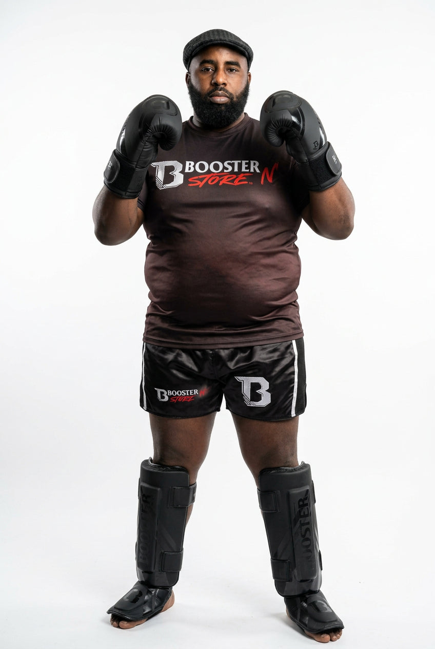 Booster Active Dry zwarte fight set – shirt en Muay Thai-short op model met losse beschermingsmiddelen