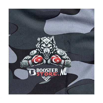 Booster Turkiye Ottoman Camo vechtset – detail van Booster Store NL-logo met wolf en bokshandschoenen