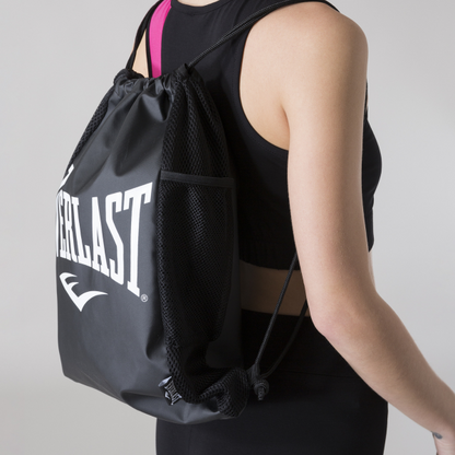 Everlast zwarte sporttas met trekkoord – zijaanzicht op de schouder