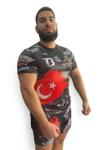 Booster Turkiye Ottoman Camo vechtset – schuin vooraanzicht op model met shirt en short
